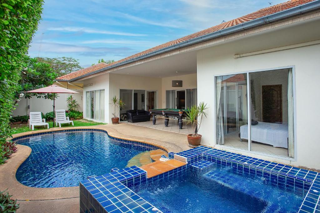 สระว่ายน้ำที่อยู่ใกล้ ๆ หรือใน Magic Villas Pattaya