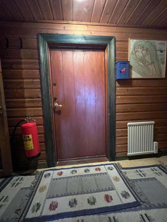 a room with a wooden door and a fire hydrant at Sälen, Tandådalen in Sälen