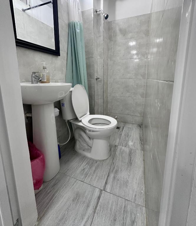 un bagno con un water e un lavandino di Apartamento Las flores, Excelente Ubicación a Valledupar