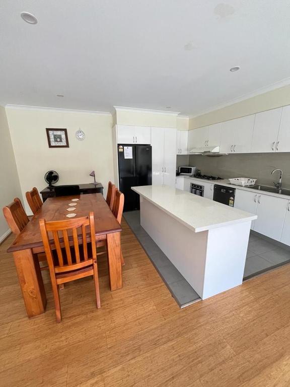 Spacious & Sunny 2BR with garage,11 min to airport - Two-Bedroom House