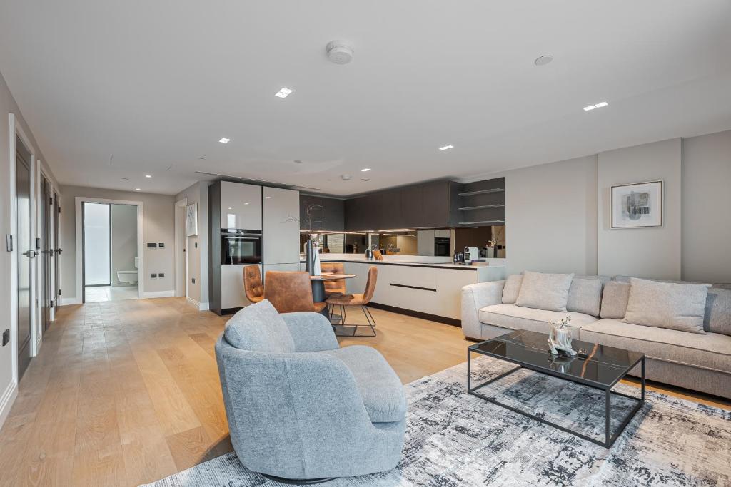 ein Wohnzimmer mit einem Sofa und einem Tisch in der Unterkunft Arcadia Residences - Luxury Apartments in Kensington in London
