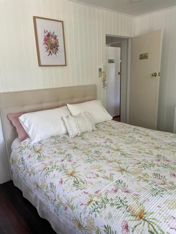 uma cama com duas almofadas num quarto em Noosa Hinterland Escape em Black Mountain