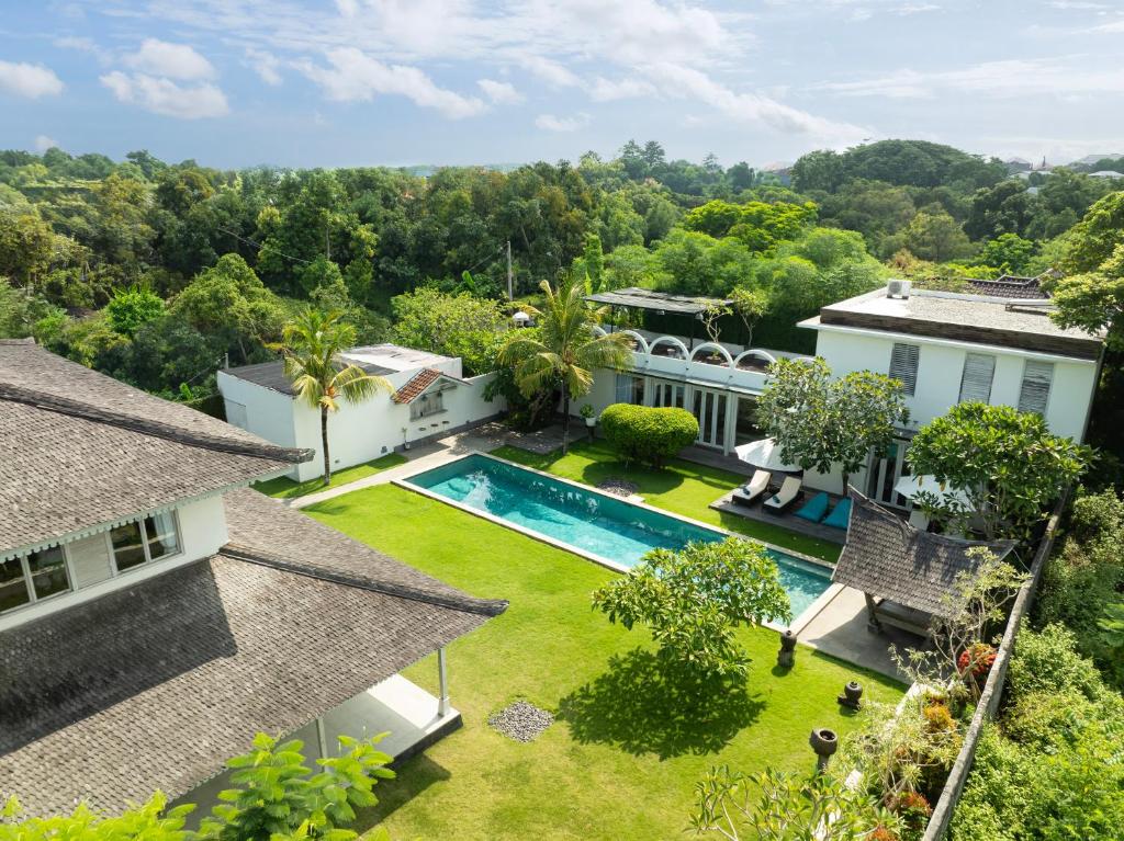 Kolam renang di atau di dekat Villa Hasian Jimbaran