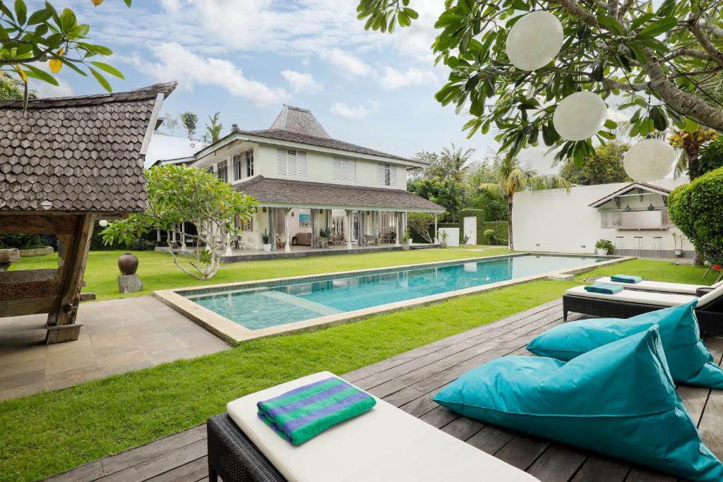 Kolam renang di atau di dekat Villa Hasian Jimbaran