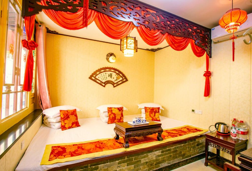 Postel nebo postele na pokoji v ubytování Pingyao Ji Family Courtyard Inn