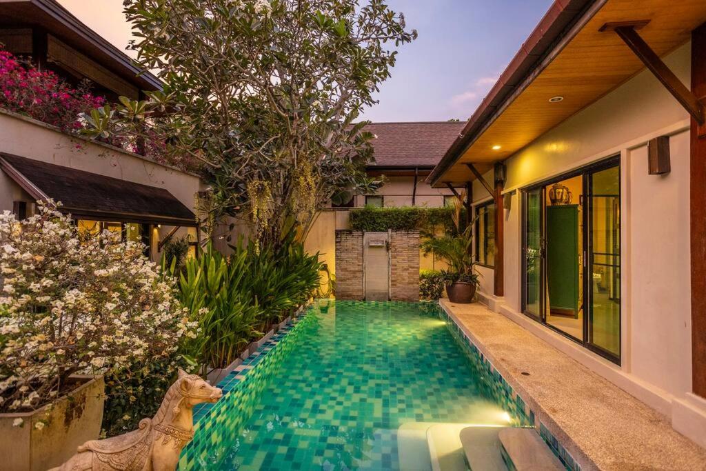 een zwembad in de achtertuin van een huis bij Summer Dream 3-Bedroom pool villa in Ban Saiyuan (1)