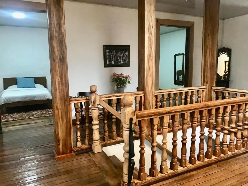 escalera de madera en una habitación con dormitorio en 2-Fantástica casa entre montañas, en Salamina