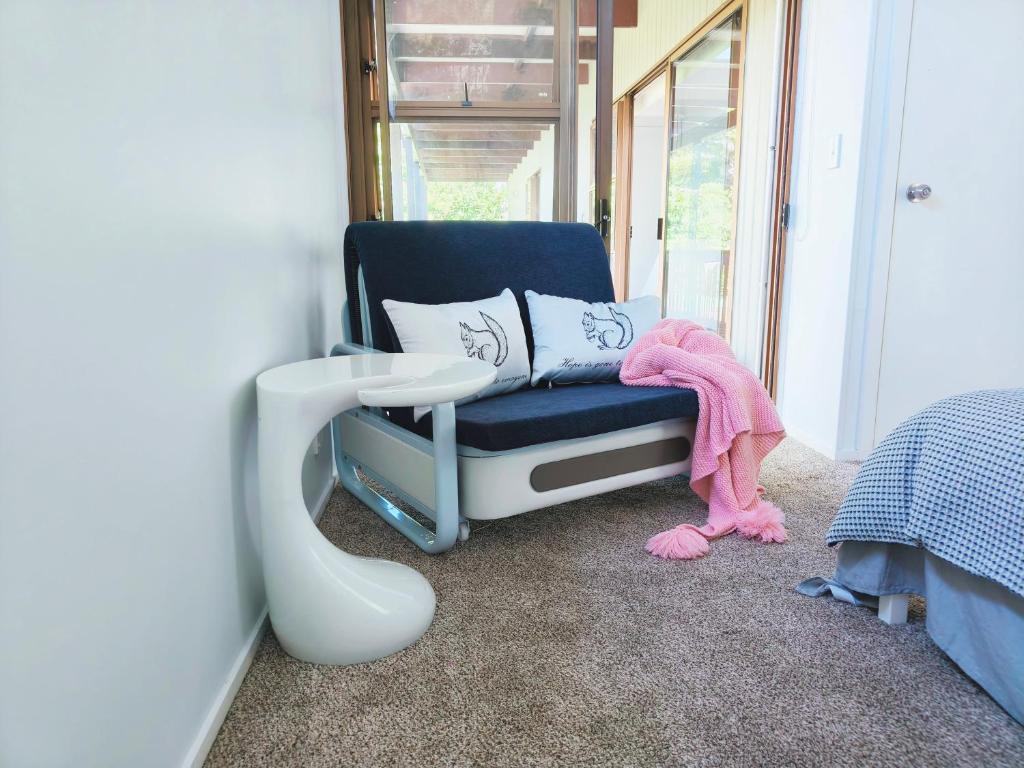 Posezení v ubytování Sunny Cosy Rooms in Auckland Nice Garden Bush View