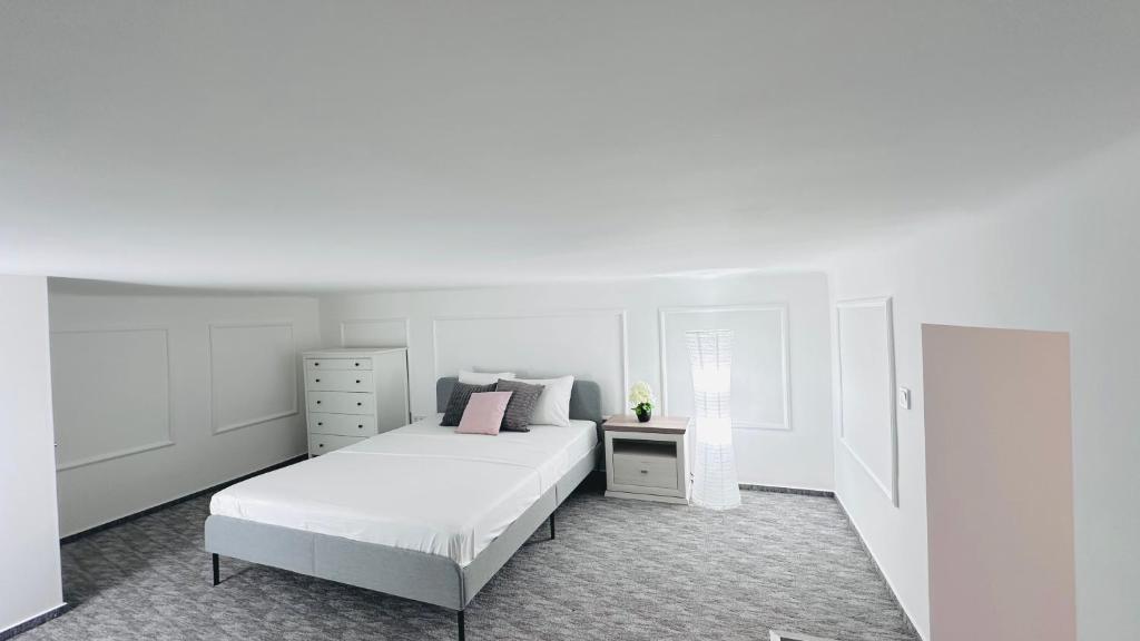 Postel nebo postele na pokoji v ubytování Jozsef 65 Apartment