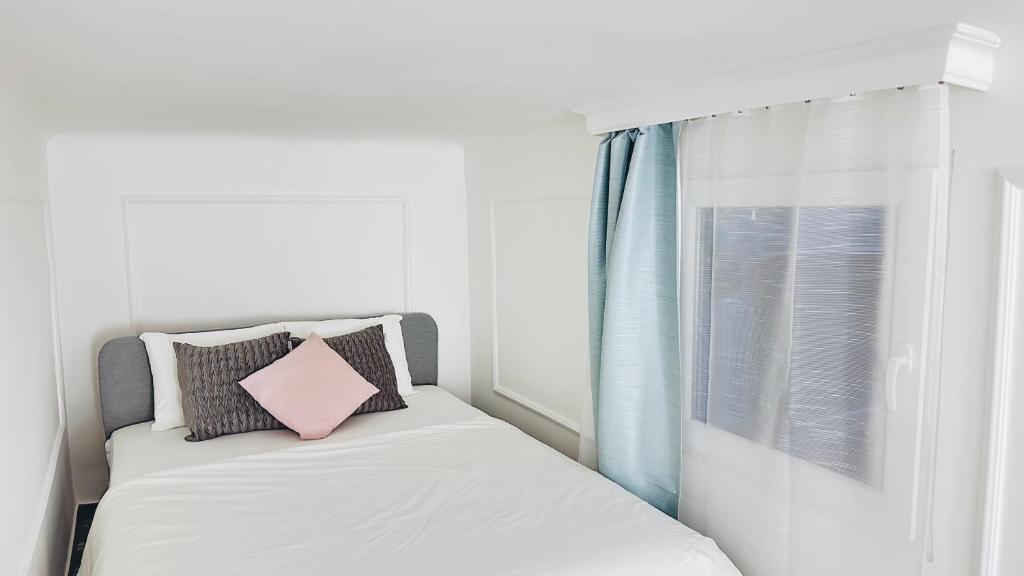 Postel nebo postele na pokoji v ubytování Jozsef 65 Apartment