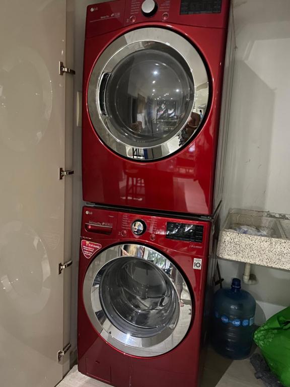 lavadora y secadora en una habitación en Habitación privada, en Ciudad de México