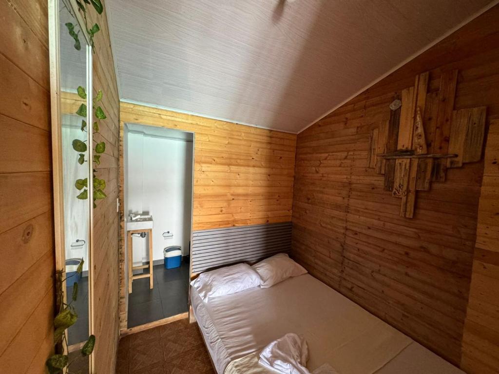 Postel nebo postele na pokoji v ubytování Raw KokoMar PosadaNativa