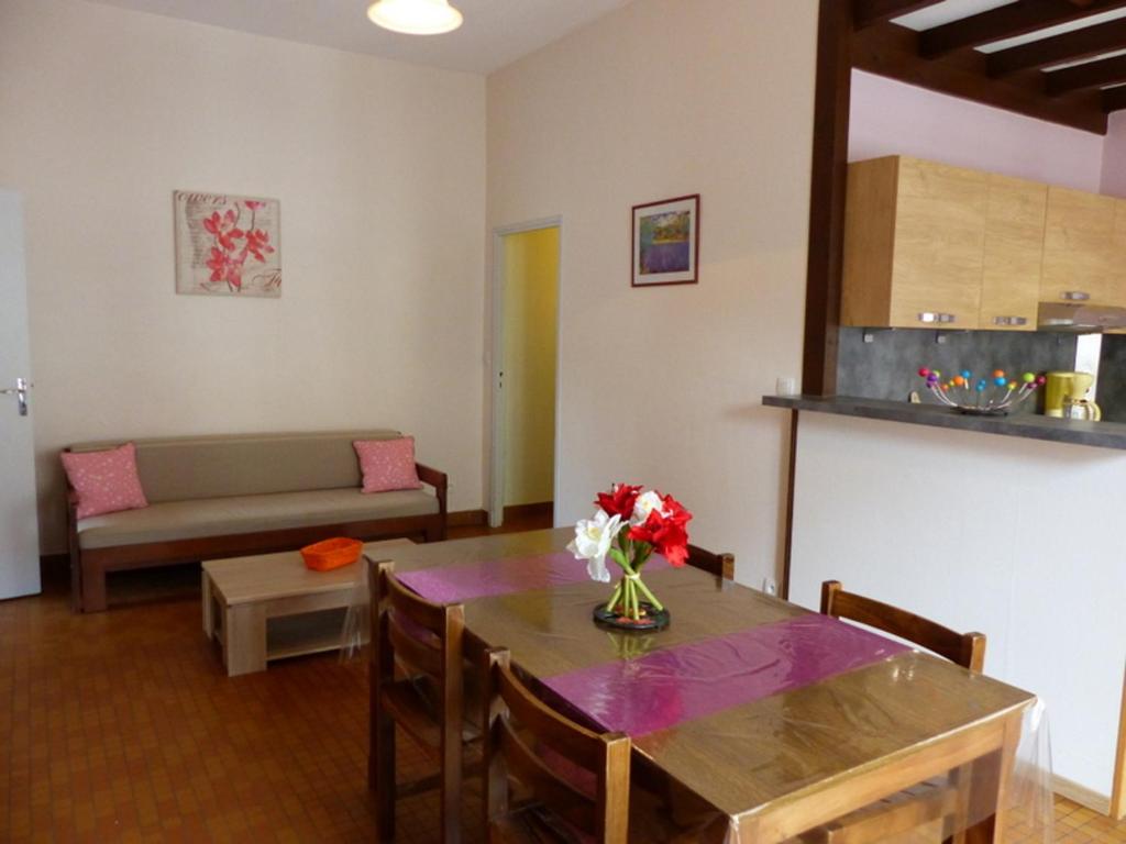 ein Wohnzimmer mit einem Tisch und einem Sofa in der Unterkunft Appartement Arfeuilles, 3 pièces, 4 personnes - FR-1-489-266 in Arfeuilles