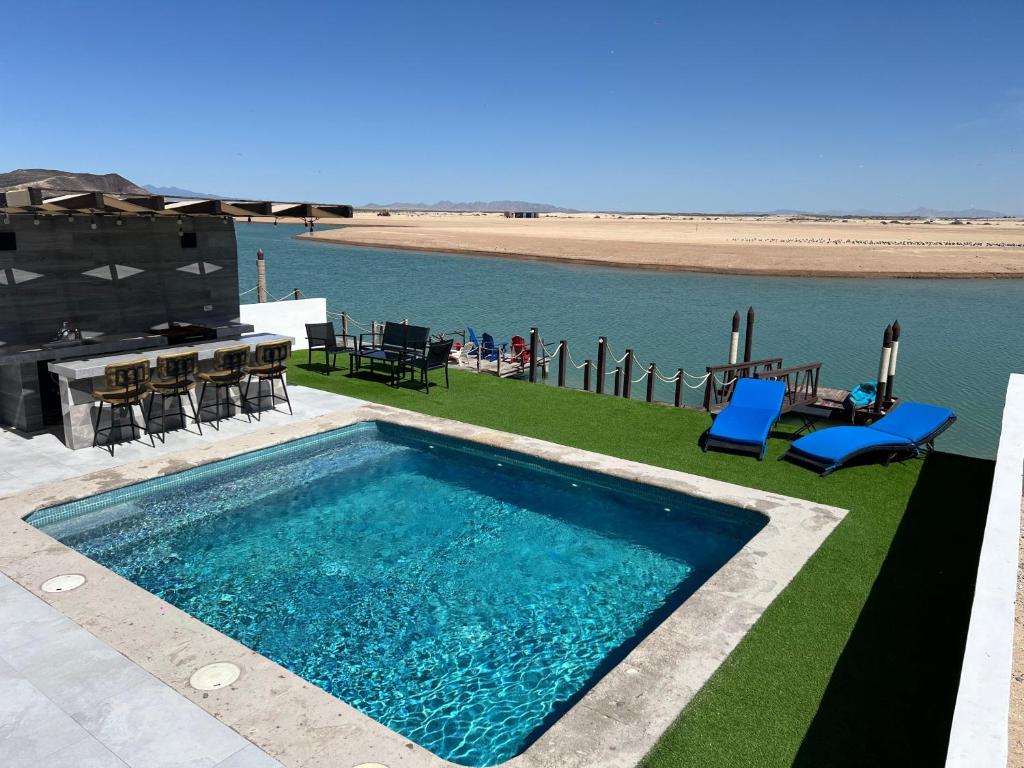 Bazén v ubytovaní Casa Coco - Luxury 2 story home with salt water lagoon front alebo v jeho blízkosti