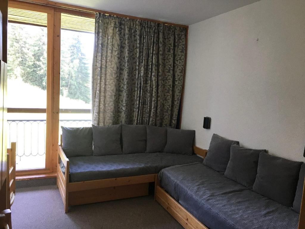 un salon avec un canapé et une grande fenêtre dans l'établissement Studio lumineux 4 pers, proche pistes, balcon sud - FR-1-346-572, à Bourg-Saint-Maurice