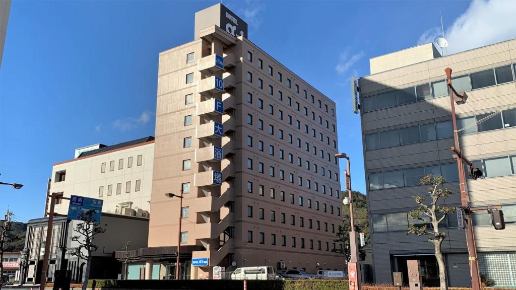 un edificio alto con un reloj encima en Hotel Alpha-One Iwakuni, en Iwakuni