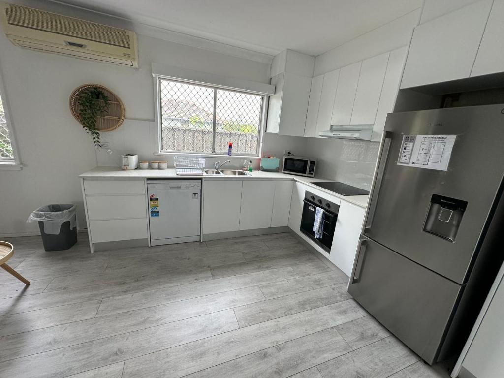 KozyGuru / Fairfield / 3 Bed House / Free Internet / Free Parking NFA011-House - Housity