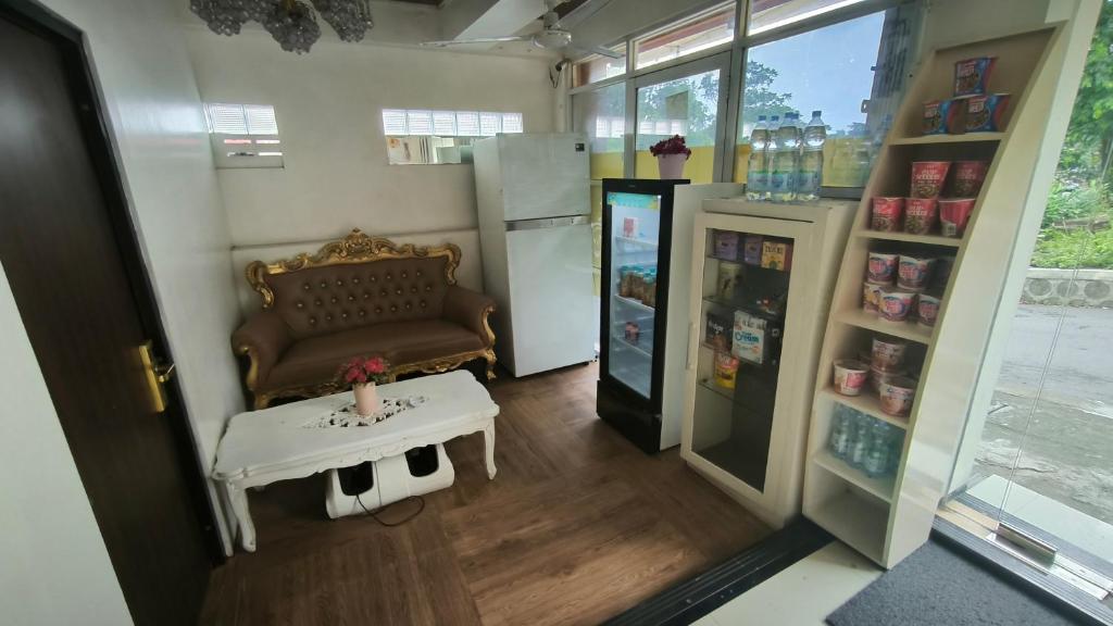 salon z kanapą i lodówką w obiekcie Premier Guesthouse w mieście Kalasan
