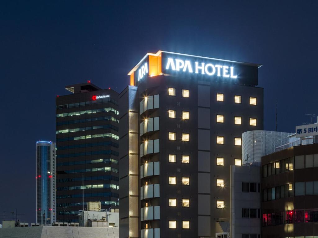 un edificio con un cartel de hotel encima en APA Hotel Iidabashi Ekimae, en Tokio
