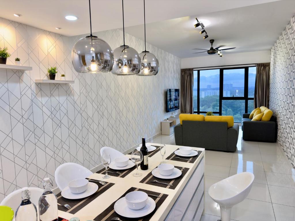 uma cozinha e sala de estar com mesa e cadeiras em MidValley Southkey Mosaic 9pax 2B2B Netflix-SmartTV70inch em Johor Bahru