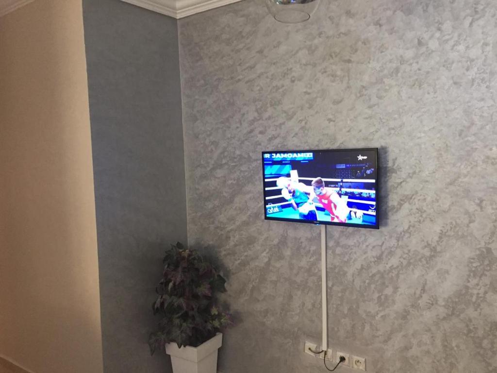 a flat screen tv hanging on a wall at apparemment à louer pour les familles in Meknès