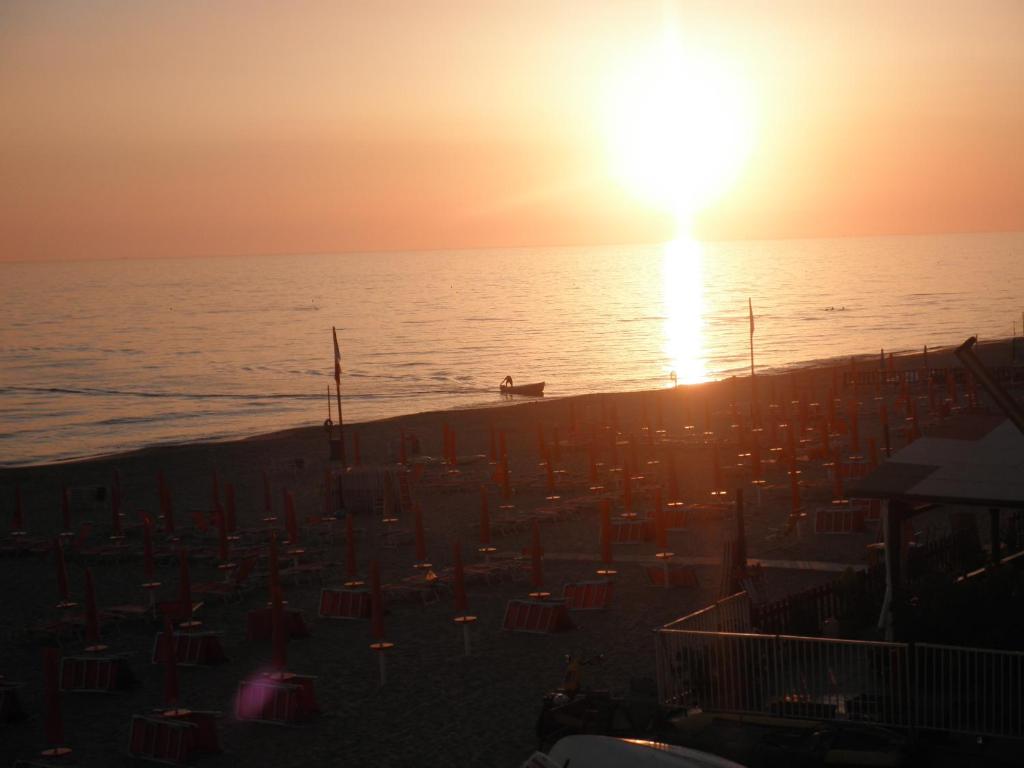 アンツィオにあるSulla Spiaggiaの海に沈む夕日