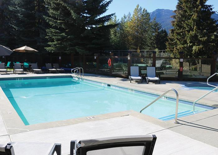 Bazén v ubytování Tantalus Resort Lodge nebo v jeho okolí