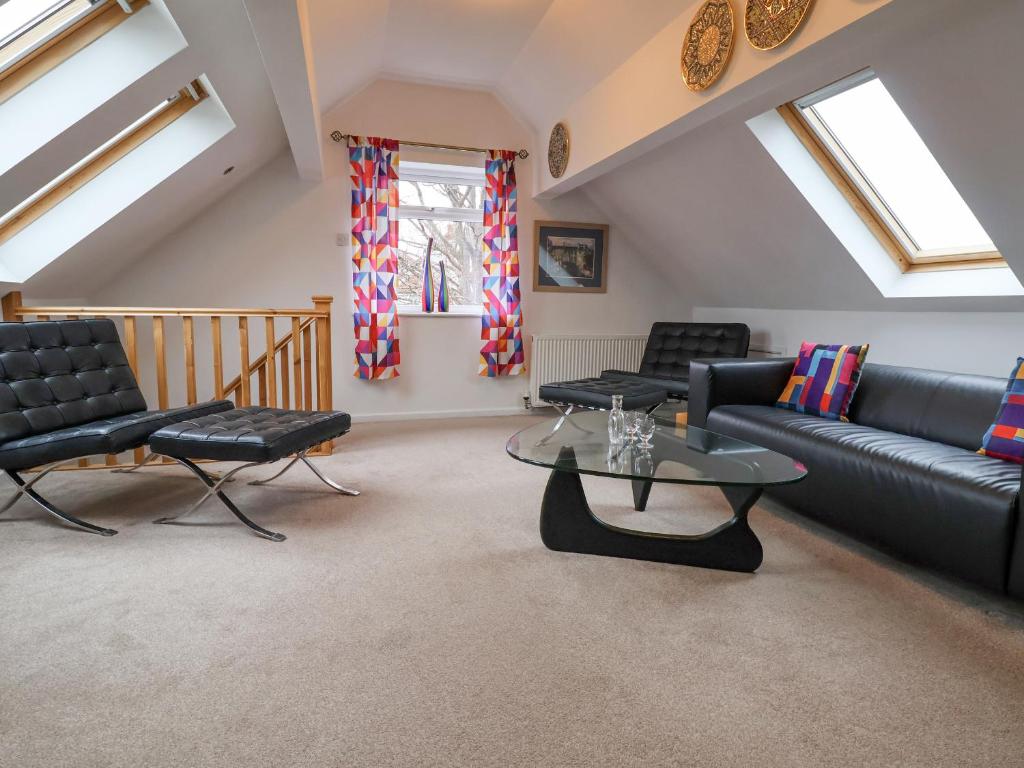 uma sala de estar com um sofá, cadeiras e uma mesa em Dragon's Den em Chester