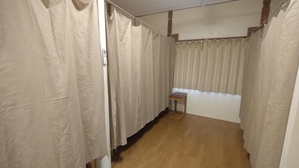 tonari - Lit Simple Dans Une Chambre De Dortoir Féminine