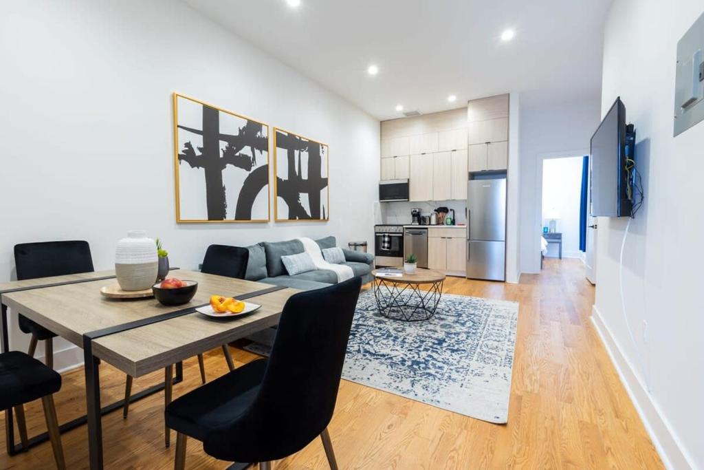 Il comprend une cuisine et un salon avec une table et des chaises. dans l'établissement 7-3 2BR 1Bath in Prime Park Slope, à Brooklyn