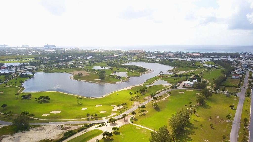 uma vista aérea de um campo de golfe com um lago em Holiday Inn Resort Grand Cayman, an IHG Hotel em George Town