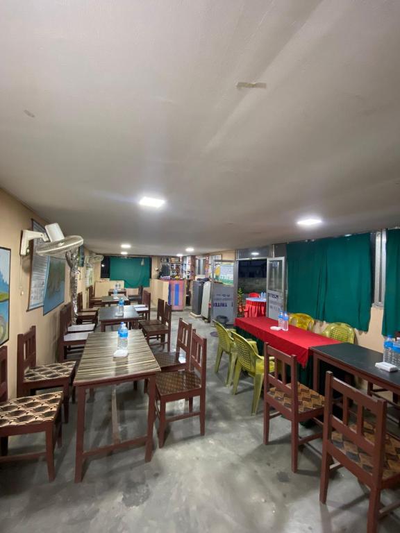 Kuchyň nebo kuchyňský kout v ubytování Hotel BhupuSainik Sauraha, Chitwan
