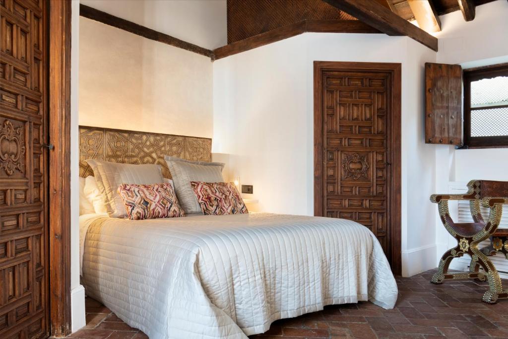 1 dormitorio con 1 cama y puerta de madera en Gandesa, Palace House en Sevilla