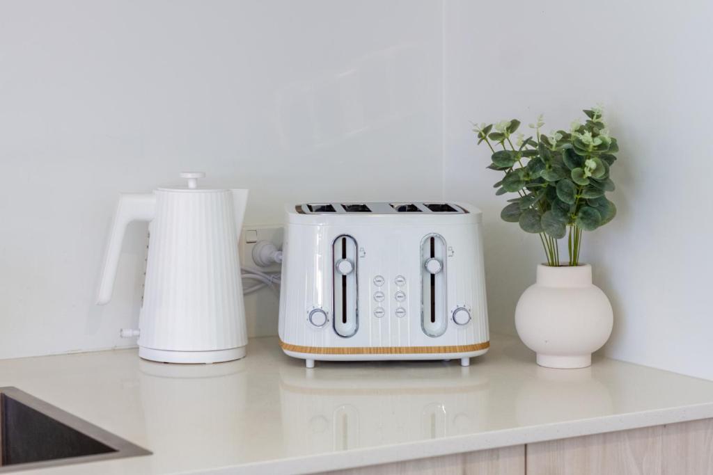 Central Chch Greek Island Vibe 2bed townhouse - Resim 26