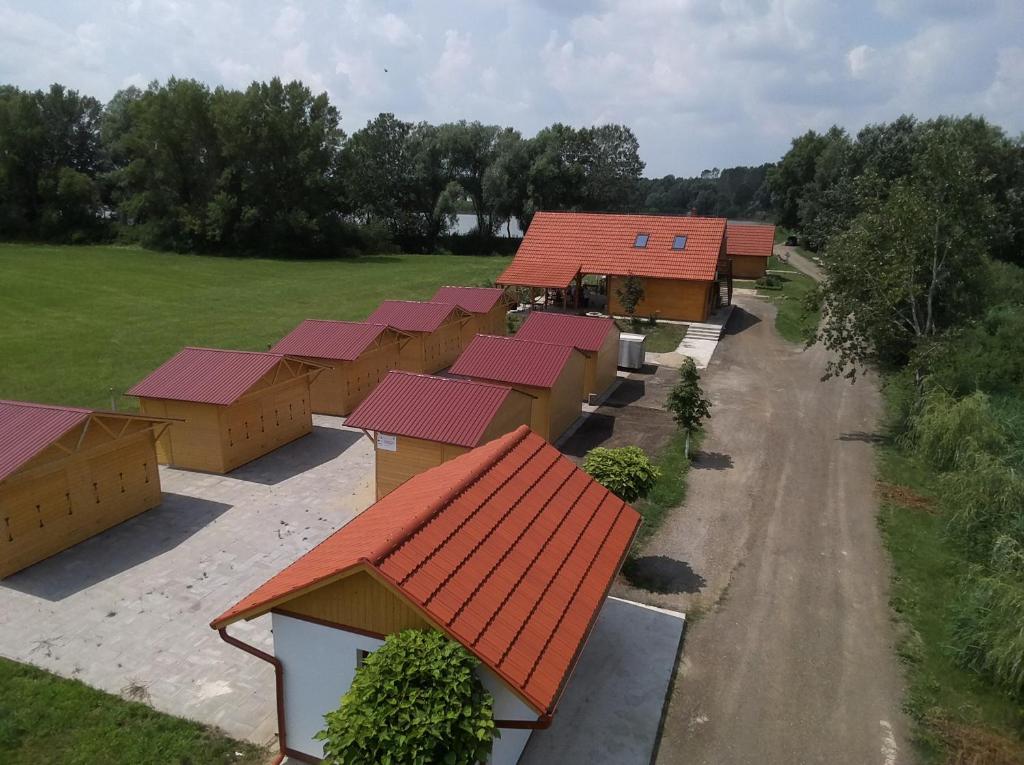 een uitzicht over een rij huizen met rode daken bij Tómajor Vendégházak in Tiszaeszlár
