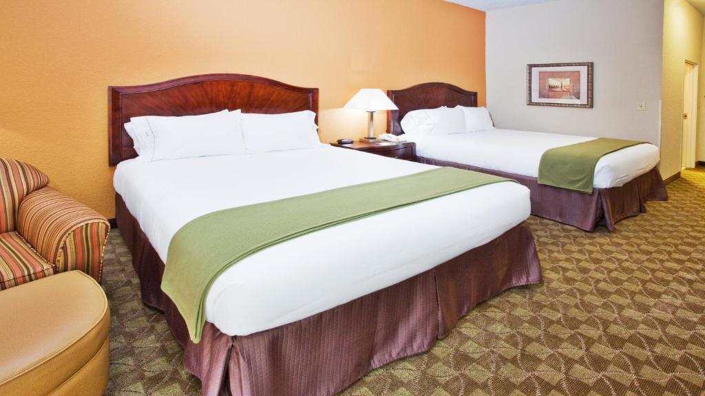 ノークロスにあるHoliday Inn Express Peachtree Corners-Norcross, an IHG Hotelのホテルルーム ベッド2台&椅子付