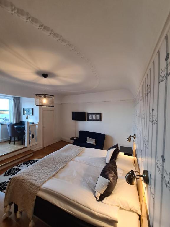 Postel nebo postele na pokoji v ubytování Hamnhotellet Kronan