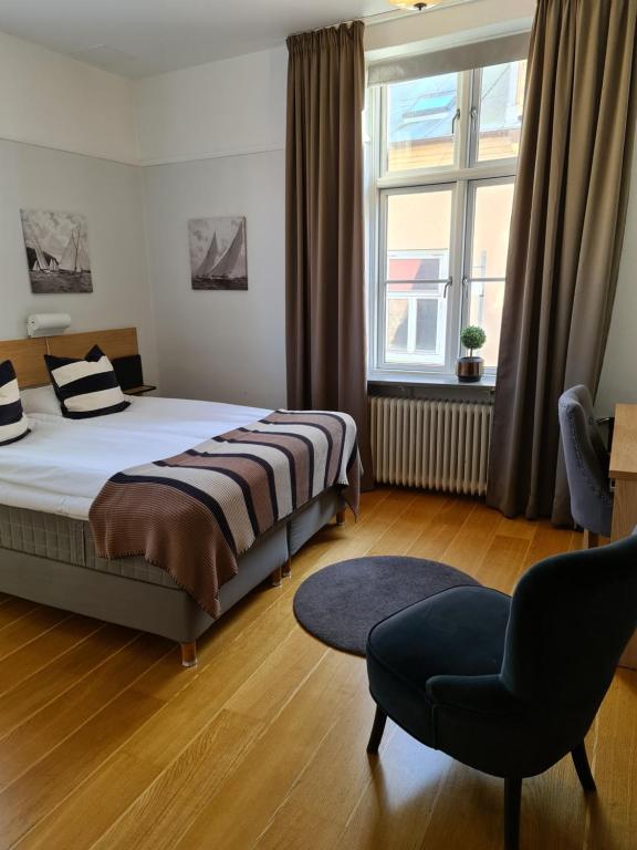 Postel nebo postele na pokoji v ubytování Hamnhotellet Kronan
