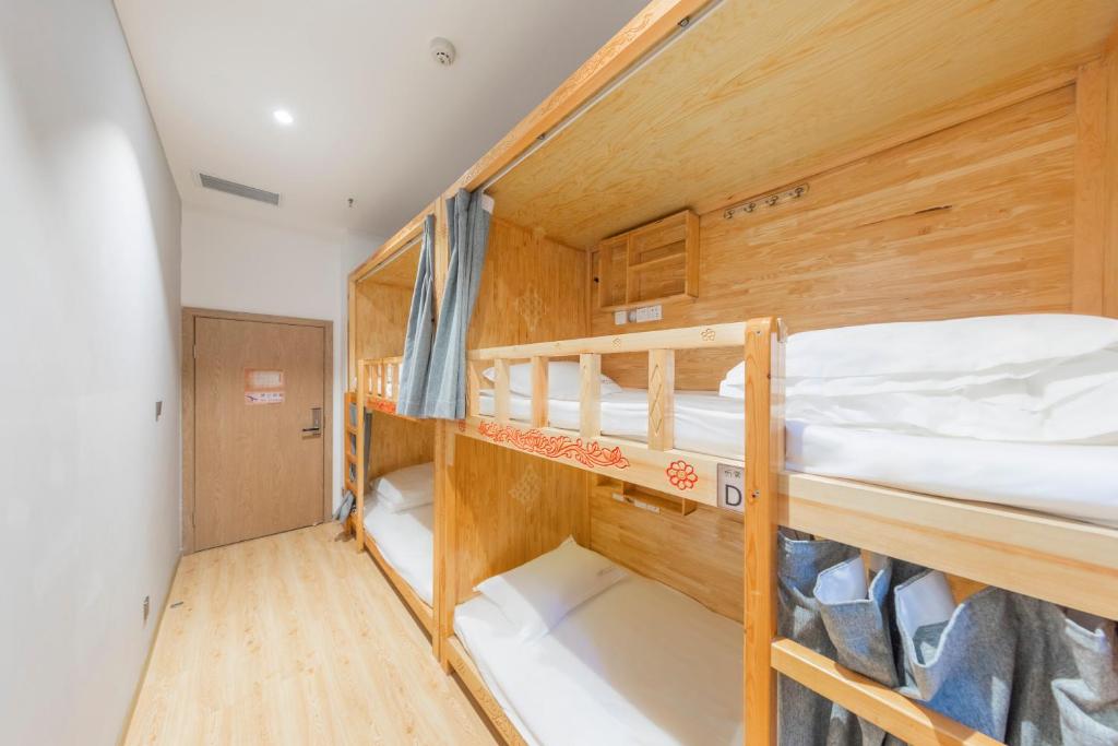 Fangorn Hostel - Cama En La Habitación Del Dormitorio Masculino De 4 Camas - Baño Compartido