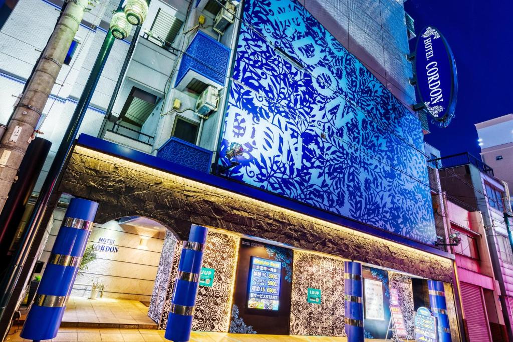 um edifício com tinta azul na lateral em Hotel Cordon -Adult Only em Osaka