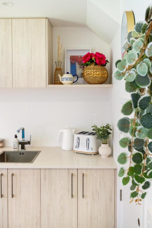 Central Chch Greek Island Vibe 2bed townhouse - Resim 25