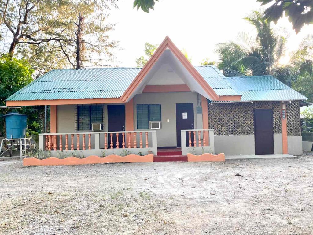 mały dom z niebieskim dachem w obiekcie Ati Lodge Boracay w mieście Boracay