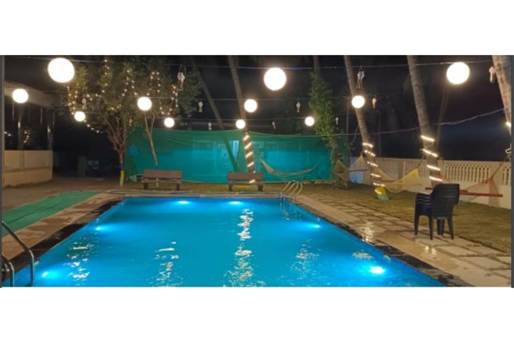 una piscina notturna con luci di Water's Edge Villa by 29 Bungalow a Bordi