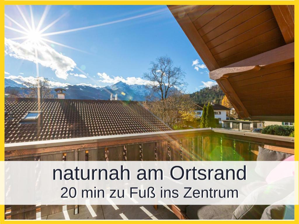einen Blick vom Balkon eines Hauses mit Bergen im Hintergrund in der Unterkunft Ferienwohnung Rambold Sonnenterrasse in Garmisch-Partenkirchen