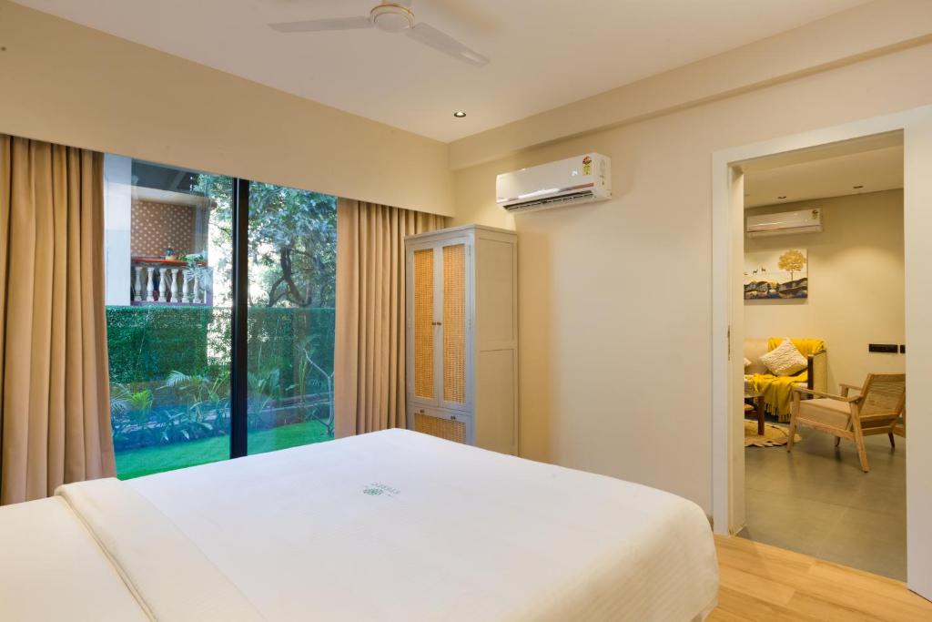 Postel nebo postele na pokoji v ubytování Etereo Stays, Luxury Premium Apartments Baga, Arpora, Goa