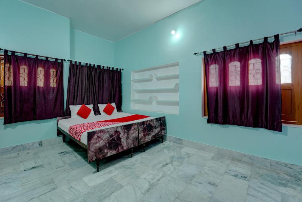Tempat tidur dalam kamar di OYO Flagship Magadh Guest House