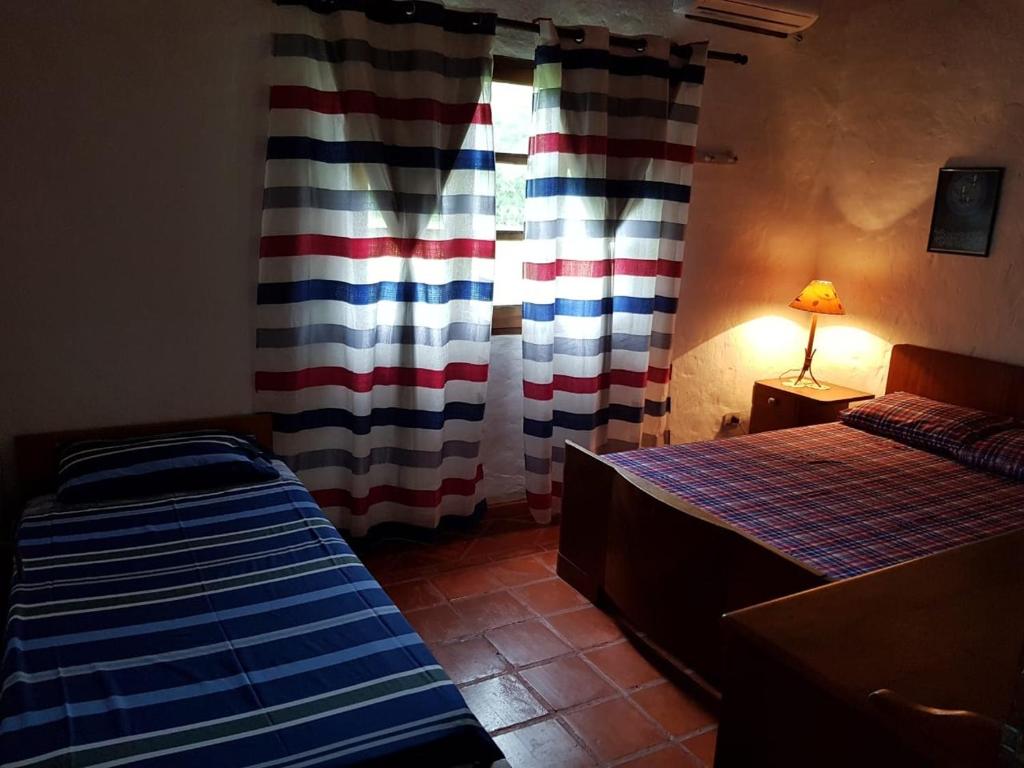 um quarto com 2 camas e uma cortina de bandeira em Kandire Posada Rural em San Ygnacio