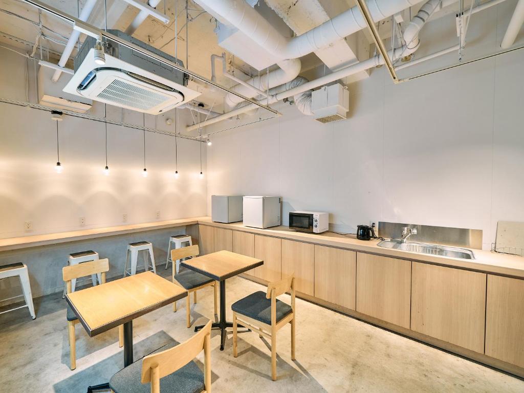 Kuchyň nebo kuchyňský kout v ubytování Hotel Plus Hostel TOKYO KAWASAKI