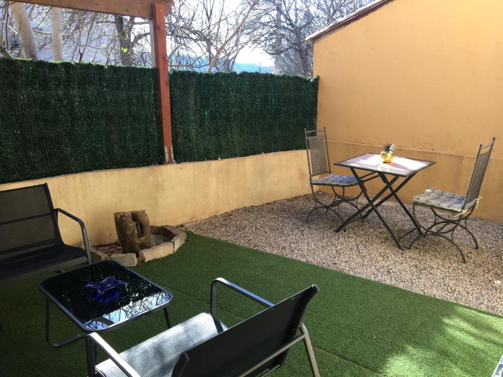 un patio con sillas, una mesa y una valla en studio avec terrasse de 20 m2, en Vidauban