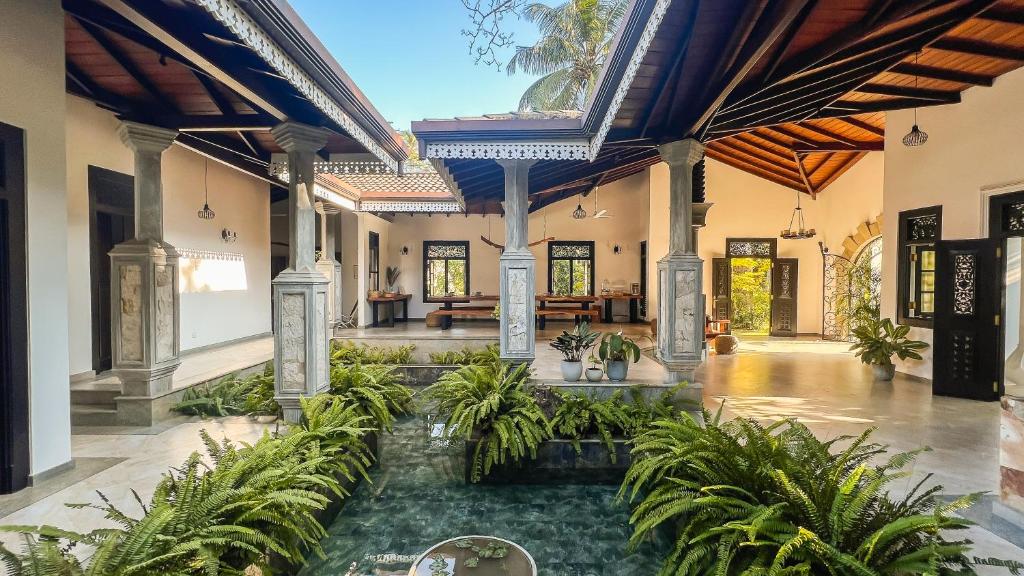 un patio interior con piscina en una casa en Roots Retreat, en Unawatuna